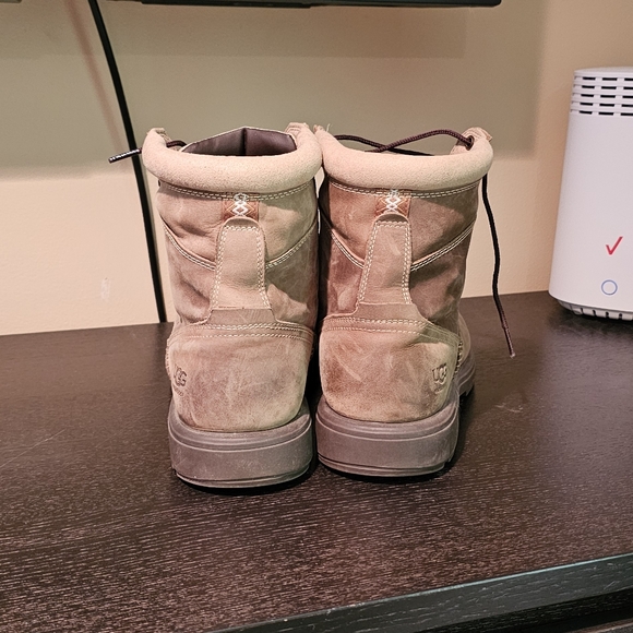 UGG Biltmore Boots - Picture 4 of 7